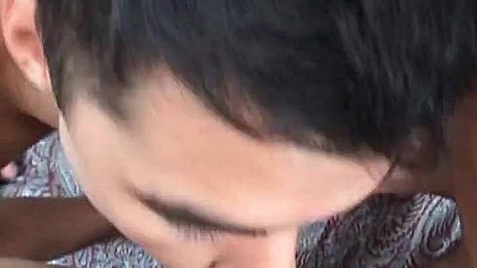 Ein Mann fickt zwei Transsexuelle im Freien