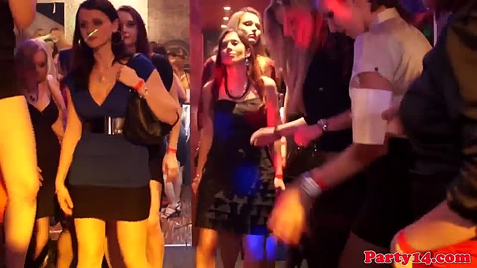 Mädchen tanzen in der Öffentlichkeit ohne Kleidung