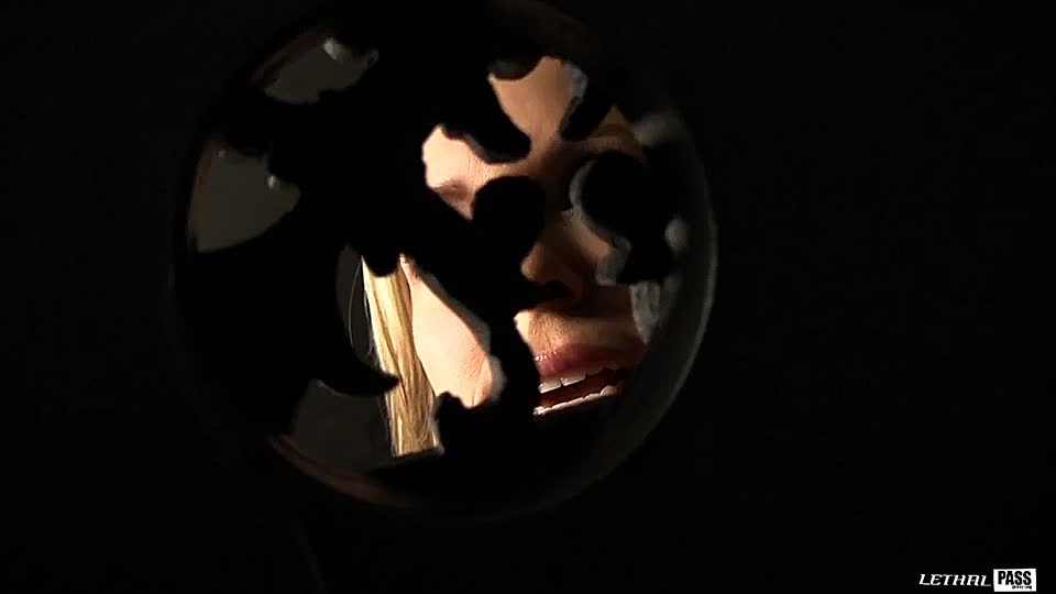 Blondes, vollbusiges Luder bekommt Blowjob im Glory Hole