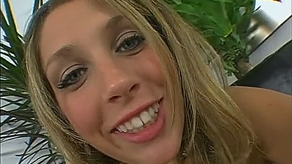 Die Blondine präsentiert vor dem Ficken ihren Schlitz
