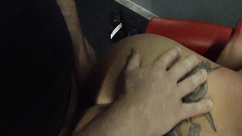 Molliges Babe mit riesigen Brüsten im Doggystyle gefilmt