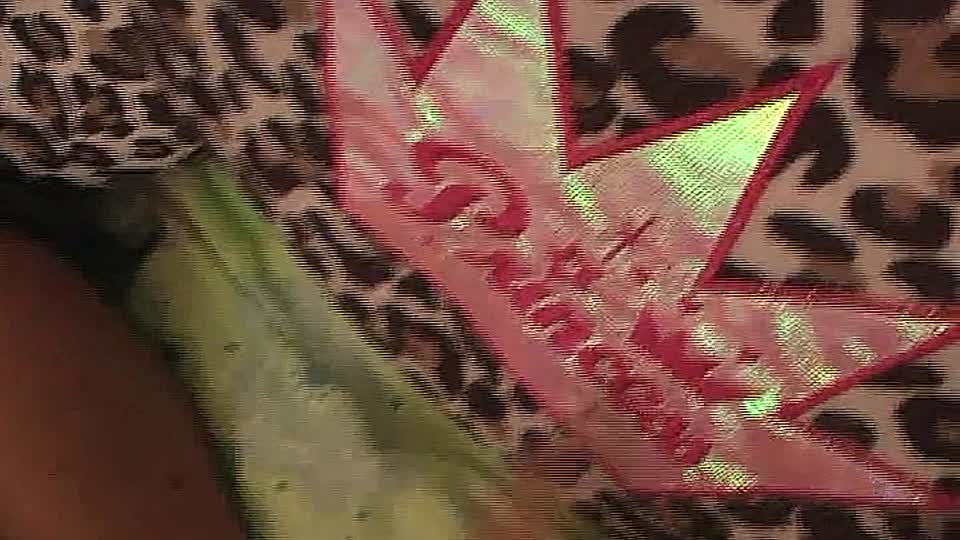 Blondine mit fettigem Körper wird im Bett ausgebeutet