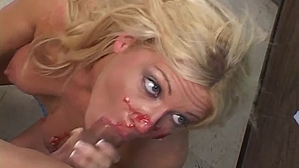Harter Deepthroat eines blonden Fetischmädchens
