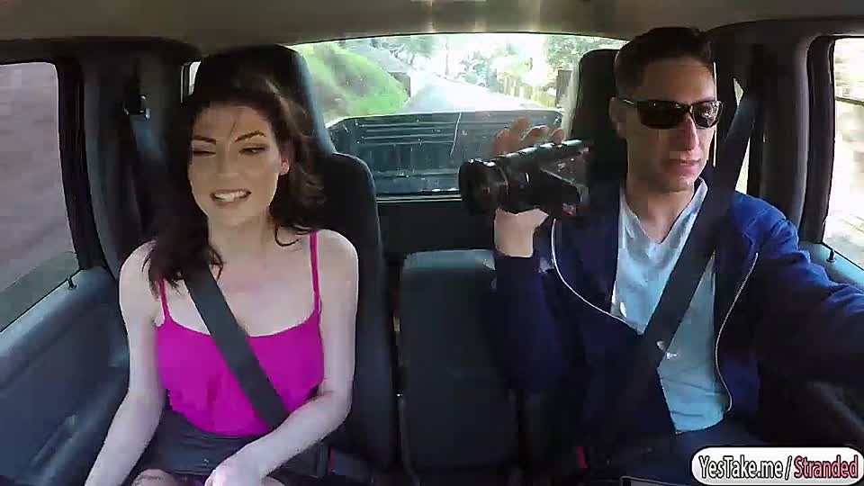 Heißer Teenie gibt im Auto alles
