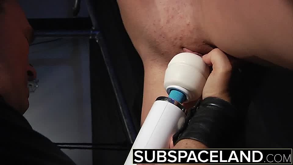Mit Spielzeug vollgestopfter Bondagesklave