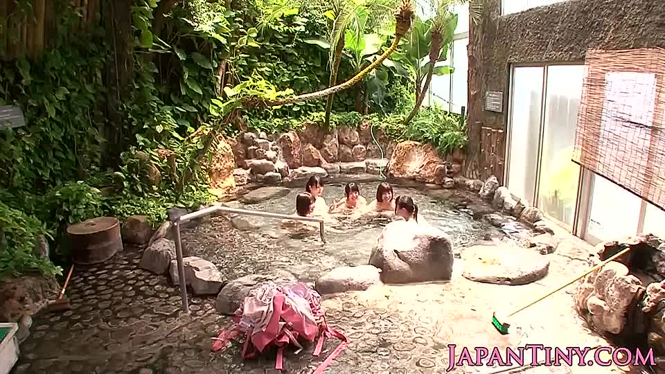 Fünf japanische Mädchen hatten Gruppensex im Teich
