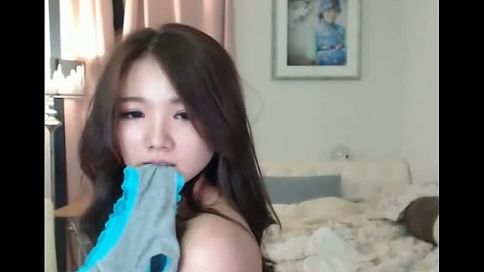 Asiatische Schlampe posiert vor der Webcam