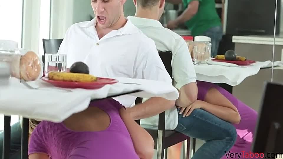 Blonde MILF fickt ihren Stiefsohn neben einem Typen